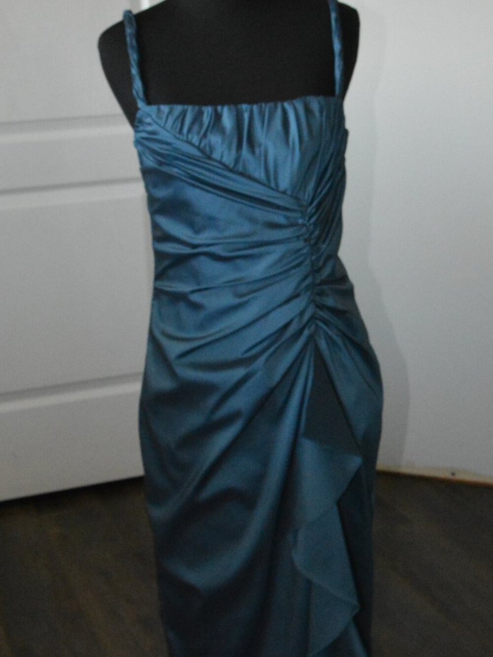 Adrianna Papell Dress pleated design, spaghetti straps and ruffled skirt size 6